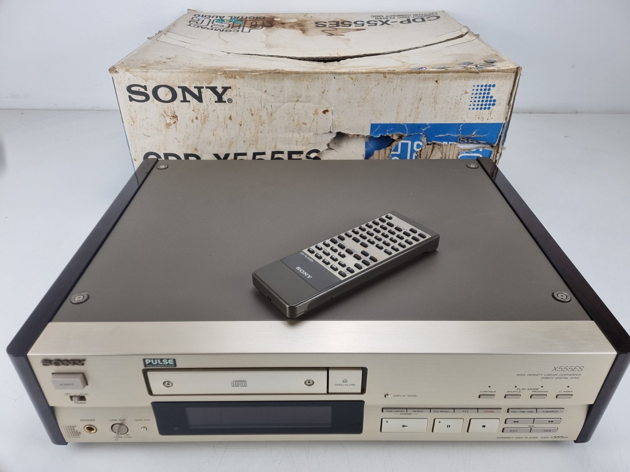 Sony CDP-X555ES cd-speler - Afstandsbediening - Originele doos - Gebruiksaanwijzing - Champagne